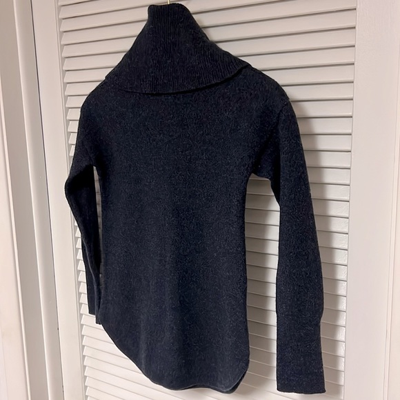 TAHARI Extra Fine Merino Wool Cowl Neck Long Sleeved Sweater GUC Size Small - Picture 10 of 12